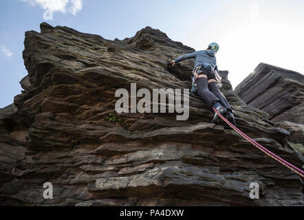 Gritstone Klettern auf Pule Hügel im Peak District Stockfoto