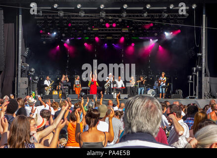 Menge beobachten World Music Performance von Banda del Mundo Während der Gentse Feesten/Gent Festival, Sommerfeste in Gent, Flandern, Belgien Stockfoto