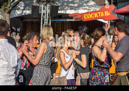 Paare tanzen auf der Straße bei Tanz workshop Während der Gentse Feesten/Gent Festival, Sommerfeste in Gent, Flandern, Belgien Stockfoto