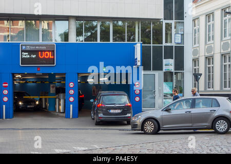 Autos noch in vollständig gefüllten bewachte Tiefgarage in der Innenstadt von Gent, Flandern, Belgien Stockfoto