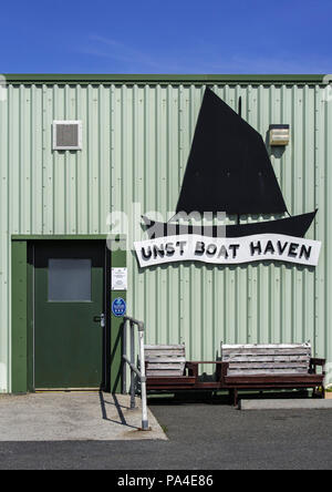 Eingang des Unst Yacht Haven, Museum über maritime von shetland Geschichte an Haroldswick, Unst, Shetlandinseln, Schottland, Großbritannien Stockfoto