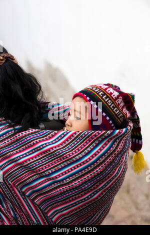 CUSCO, PERU - Januar 6, 2018: Nicht identifizierte Kind von Cusco, Peru. Cusco ist eine Stadt in den peruanischen Anden und war einst die Hauptstadt des Inkareiches. Stockfoto