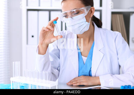 Weibliche wissenschaftliche Forschung vor allem auf der Tube im Labor. Blutprobe Konzept. Stockfoto