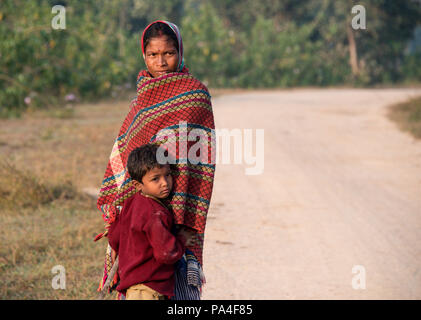 Eine schüchterne asiatische Mutter klammerte sich mit ihr Kind in Bandhavgarh Nationalpark, Indien Stockfoto