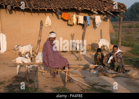 Ein Glückliches indischen Mann mit dem weißen Turban in seiner Familie mit seinen Kindern in Bandhavgarh Nationalpark, Indien Stockfoto