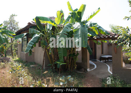Bungalow Unterkunft ist Teil der fünf Sterne Unterkunft der Flamme der Wald Safari Lodge im Kanha Nationalpark, Indien Stockfoto