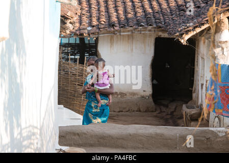 Lokale Frau mit ihrem Kind leben in Kanha Village in der Nähe der Kanha Nationalpark, in Indien Stockfoto