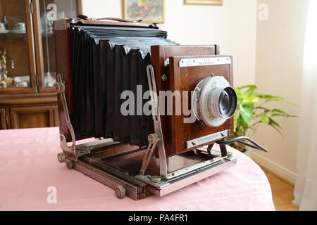 Eine faltbare Large Format Deardorff antik 8 x 10 analoge Kamera und die Kodak Objektiv in den 1950er Jahren erbaut. Stockfoto