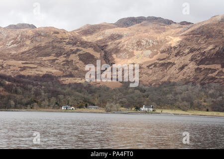 Große Häuser unter den Bergen auf Loch Nevis, in Inverie auf der Halbinsel Knoydart, Northwest Highlands, Schottland, Großbritannien. Stockfoto