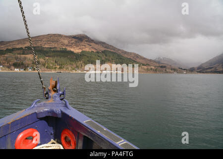 Der Bogen der Fähre zwischen der Hafenstadt Mallaig mit Inverie (in der Ferne) auf der Halbinsel Knoydart, Schottland, Vereinigtes Königreich. Stockfoto