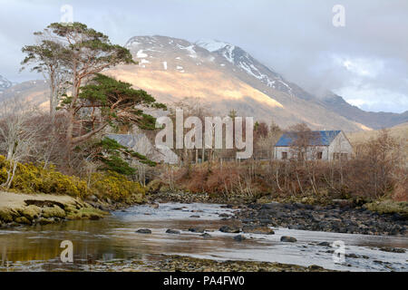 Häuser am Fluss unter den Bergen auf Loch Nevis, in Inverie auf der Halbinsel Knoydart, Northwest Highlands, Schottland, Großbritannien. Stockfoto