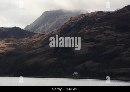 Ein großes Haus in den Bergen am Loch Nevis, in Inverie auf der Halbinsel Knoydart, Northwest Highlands, Schottland, Großbritannien. Stockfoto