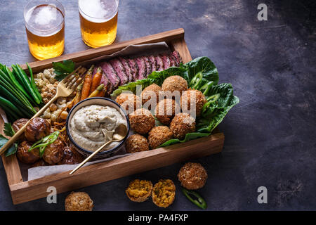 1001 meze Essen Falafel, Rindfleisch, babaghanous, gebratenem Blumenkohl und Bohnen Stockfoto