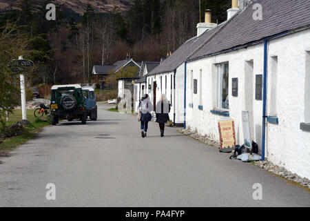 Zwei weibliche Touristen vorbei Geschäfte entlang der Hauptstraße in der Stadt von Inverie, auf der Halbinsel Knoydart, Schottland, Vereinigtes Königreich. Stockfoto