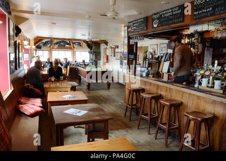 Das Innere der Alte Schmiede, der am weitesten entfernten Pub im Mutterland Großbritannien, in der Stadt von Inverie, Halbinsel Knoydart, Schottland, Großbritannien. Stockfoto