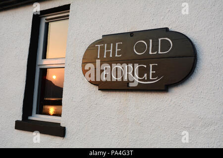 Sonnenuntergang Szene in das Fenster der Alten Schmiede, der am weitesten entfernten Pub im Festland Großbritannien, Inverie, Halbinsel Knoydart, Schottland, Großbritannien. Stockfoto
