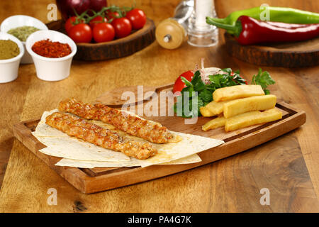 Huhn Adana Kebap serviert mit LAVASH Stockfoto