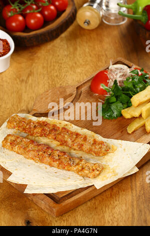 Huhn Adana Kebap serviert mit LAVASH Stockfoto