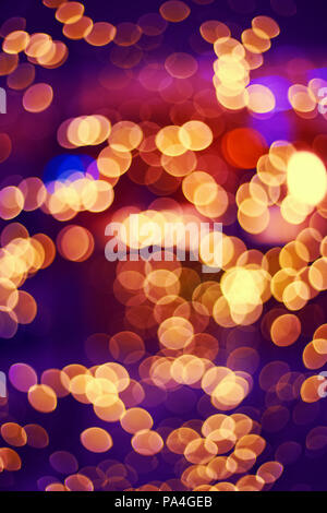Abstrakte farbenfrohe verschwommenen Hintergrund bokeh, kalten und warmen Farben, Ton, pink, violett, pirple, Gelb, Rot, filmische Wirkung, Abend, Nacht street Stockfoto