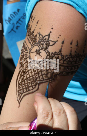 Henna Tattoo am Unterarm Stockfoto