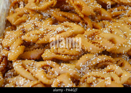 Griwech knusprigem Gebäck, eine algerische Dessert mit Teig, gebraten und anschließend beschichtet mit Sirup und Sesam gemacht Stockfoto