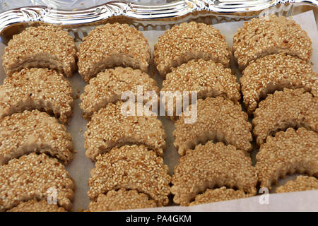 Sichelförmige cookies mit Shortbread und mit Sesam abgedeckt Stockfoto