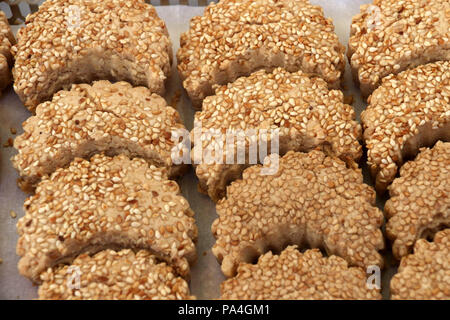 Sichelförmige cookies mit Shortbread und mit Sesam abgedeckt Stockfoto