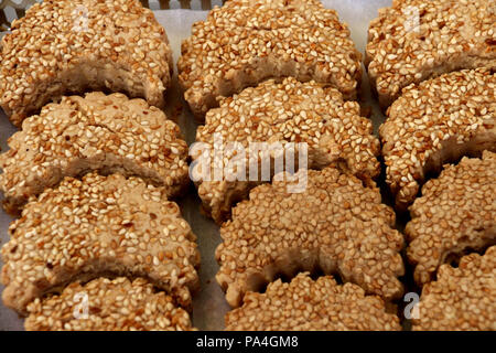 Sichelförmige cookies mit Shortbread und mit Sesam abgedeckt Stockfoto