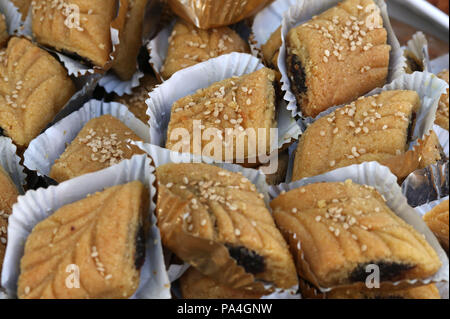 Makrout, Nordafrikanische Grieß cookies mit Datum einfügen gefüllt Stockfoto