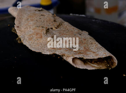 Mankousheh, ein Libanesisches Fladenbrot mit Thymian, Öl, Gewürze und Käse auf einem saj Backofen gesehen gemacht Stockfoto