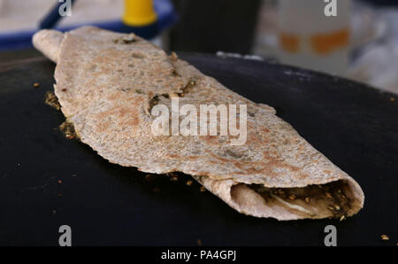 Mankousheh, ein Libanesisches Fladenbrot mit Thymian, Öl, Gewürze und Käse auf einem saj Backofen gesehen gemacht Stockfoto