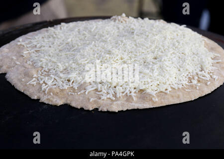 Mankousheh, ein Libanesisches Fladenbrot mit Thymian, Öl, Gewürze und Käse auf einem saj Backofen gesehen gemacht Stockfoto