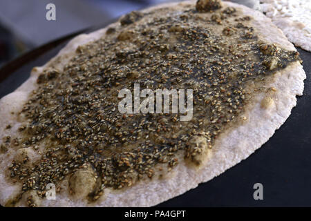 Mankousheh, ein Libanesisches Fladenbrot mit Thymian, Öl, Gewürze und Käse auf einem saj Backofen gesehen gemacht Stockfoto