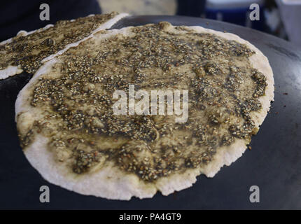 Mankousheh, ein Libanesisches Fladenbrot mit Thymian, Öl, Gewürze und Käse auf einem saj Backofen gesehen gemacht Stockfoto