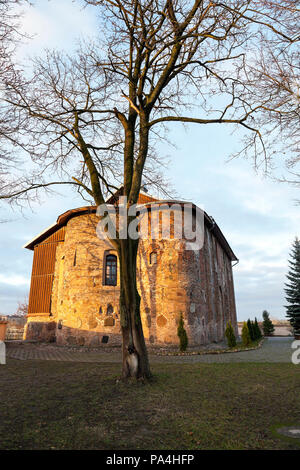 Grodno, Weißrussland, 13. November 2015: Alte Orthodoxe Kirche von Boris und Gleb des 12. Jahrhunderts, in Grodno, Weißrussland, Sunrise gebaut Stockfoto