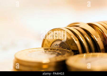 Polnische Banknote zweihundert Zloty golden Zloty, zwei zl Wert liegen. Münzen liegen Seite an Seite, konzentrieren sich auf die Inschrift Polska, im Fokus der syllab Stockfoto