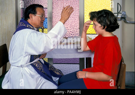 Mädchen und Asiatische Priester in der Versöhnung. © Myrleen Pearson. Ferguson Cate Serie von 3 Bildern Stockfoto