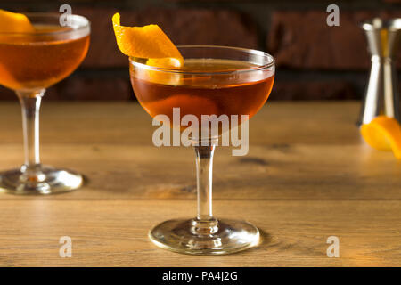 Alkoholische Martinez Cocktail mit Gin Vermouth und Orangenschale Stockfoto