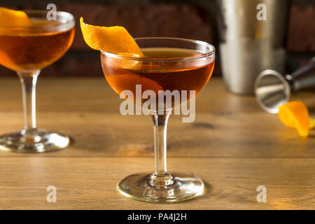 Alkoholische Martinez Cocktail mit Gin Vermouth und Orangenschale Stockfoto