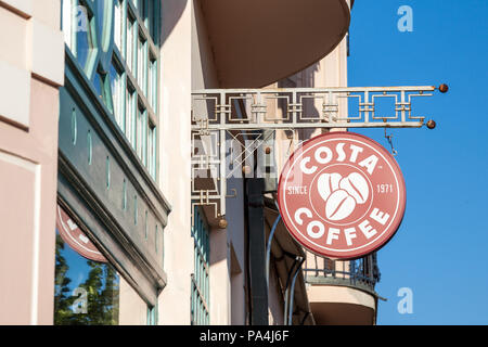 SZEGED, UNGARN - Juli 2, 2018: Costa Coffee Logo auf Ihren Shop und Café in Szeged. Costa Coffee ist eine britische multinationale Kaffeehaus c Stockfoto