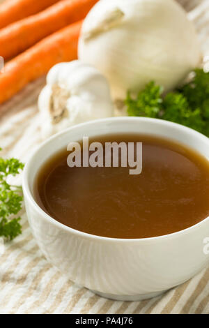 Hausgemachte Bio Rindfleisch mit Knochen Brühe in eine Schüssel geben. Stockfoto