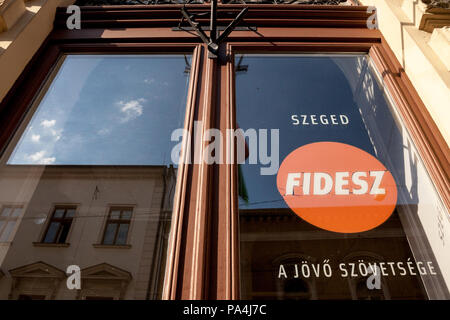 SZEGED, UNGARN - Juli 3, 2018: Lokale HQ der Fidesz politische Partei. Fidesz ist die politische Partei der Ungarischen PM, Viktor Orban, für seine Pop bekannt Stockfoto