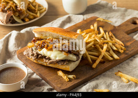 Hausgemachtes Rindfleisch französische Dip Sandwich mit Pommes Frites Stockfoto