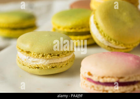 Bunte hausgemachte süße französische Macarons bereit zu Essen, zum Nachtisch Stockfoto