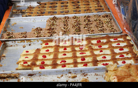 Arabisch Dessert mit Pudding, Kokos und Erdbeere auch als Queen's Honig bekannt Stockfoto