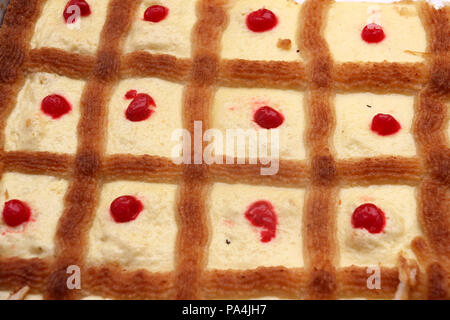 Arabisch Dessert mit Pudding, Kokos und Erdbeere auch als Queen's Honig bekannt Stockfoto