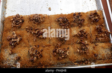 Kanafeh, einem palästinensischen Dessert mit Nudeln - wie Gebäck und mit Muttern Layered Stockfoto