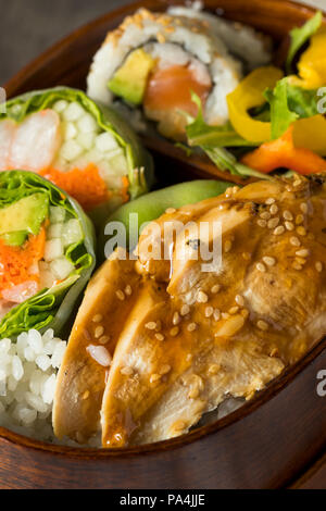 Hausgemachte Sushi Bento Box mit Reis und Huhn für Mittagessen Stockfoto