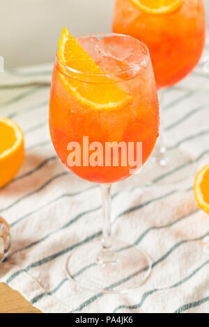 Alkoholische Aperol Spritz mit Champagner und Orangen Stockfoto