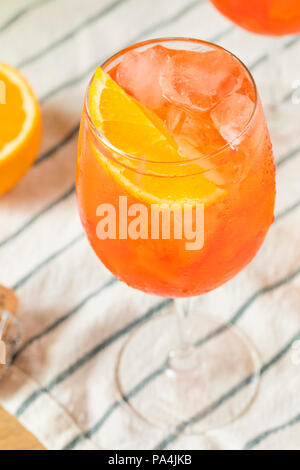 Alkoholische Aperol Spritz mit Champagner und Orangen Stockfoto